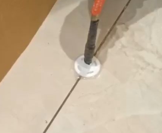 海盐瓷砖空鼓维修公司专业解答瓷砖在铺贴过程中，如果没有涂抹均匀到位的粘结材料（如水泥砂浆或瓷砖胶），可能会导致以下问题