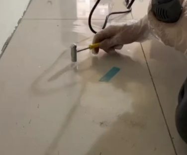 海盐瓷砖开裂维修公司专业分享瓷砖在铺贴前如果没有沥干水分，将会导致以下问题